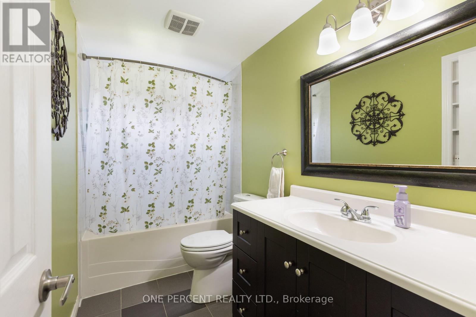 Photo 15 of 11 Beecroft Court, Whitby ON