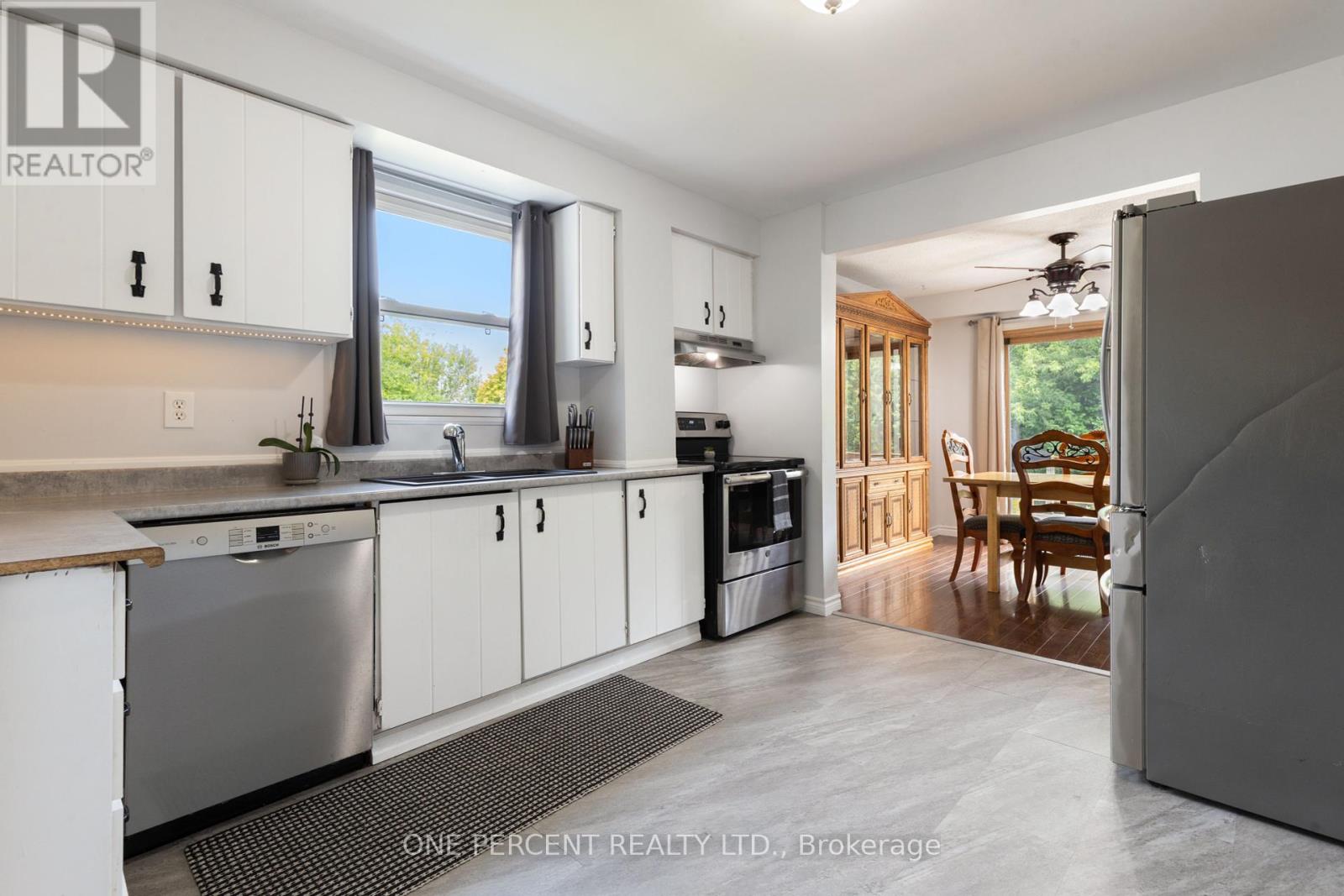 Photo 2 of 11 Beecroft Court, Whitby ON