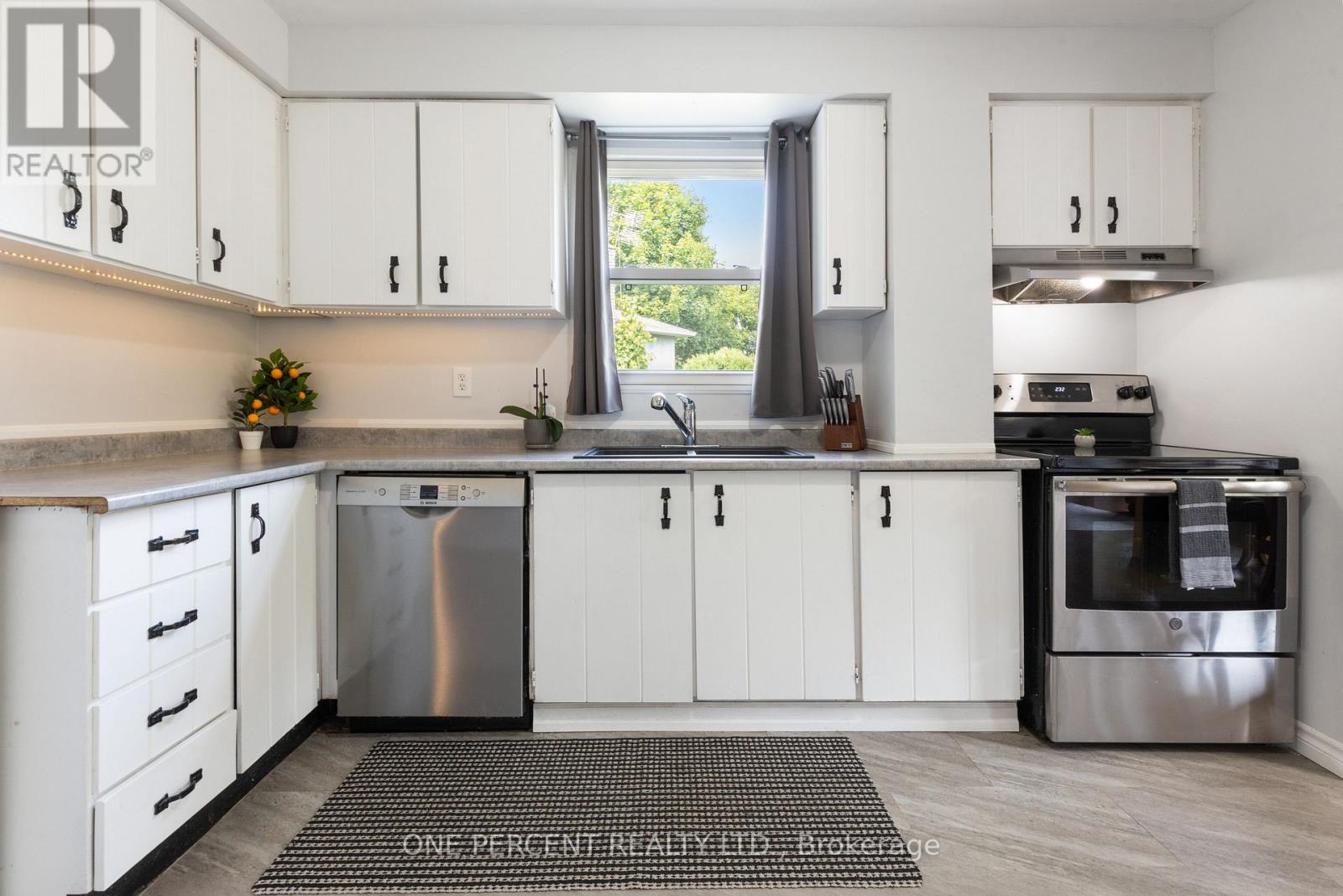 Photo 3 of 11 Beecroft Court, Whitby ON