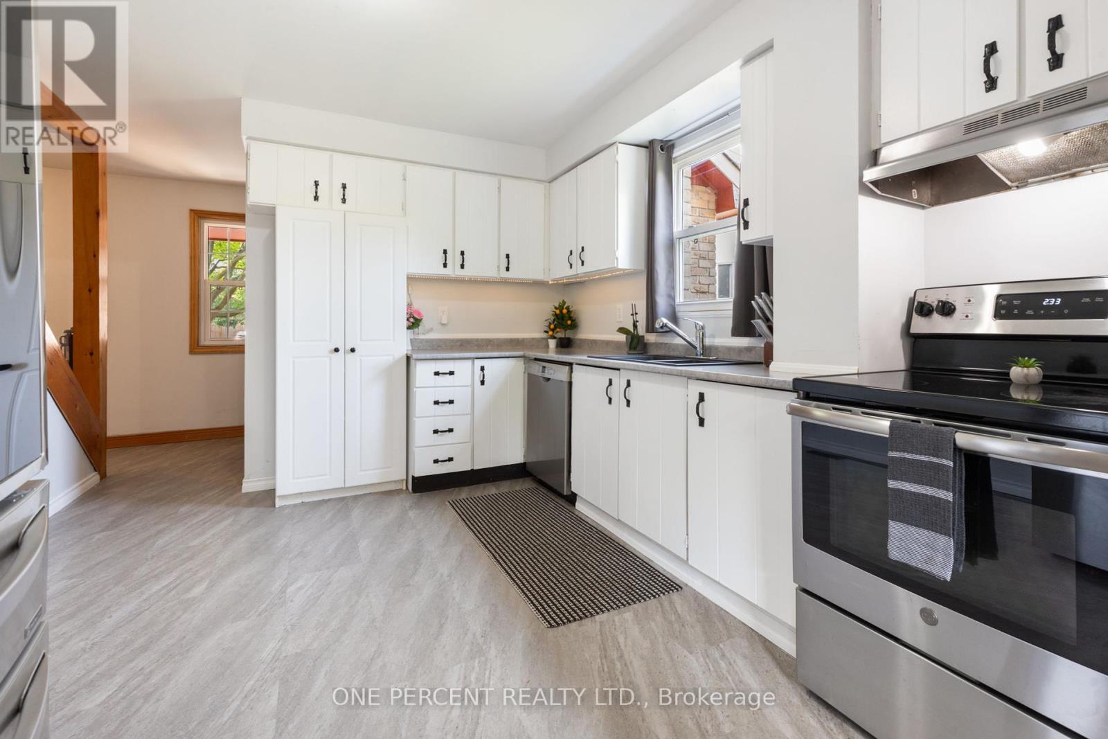 Photo 4 of 11 Beecroft Court, Whitby ON
