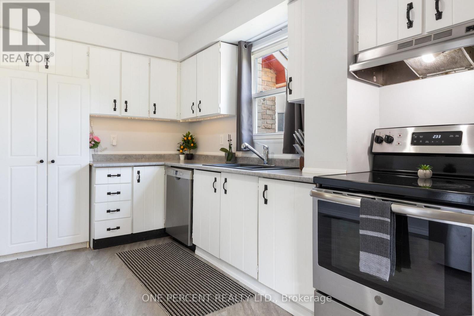 Photo 5 of 11 Beecroft Court, Whitby ON