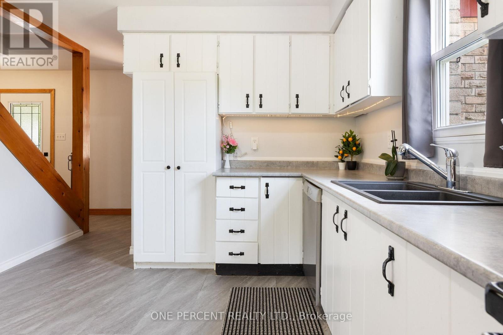 Photo 6 of 11 Beecroft Court, Whitby ON