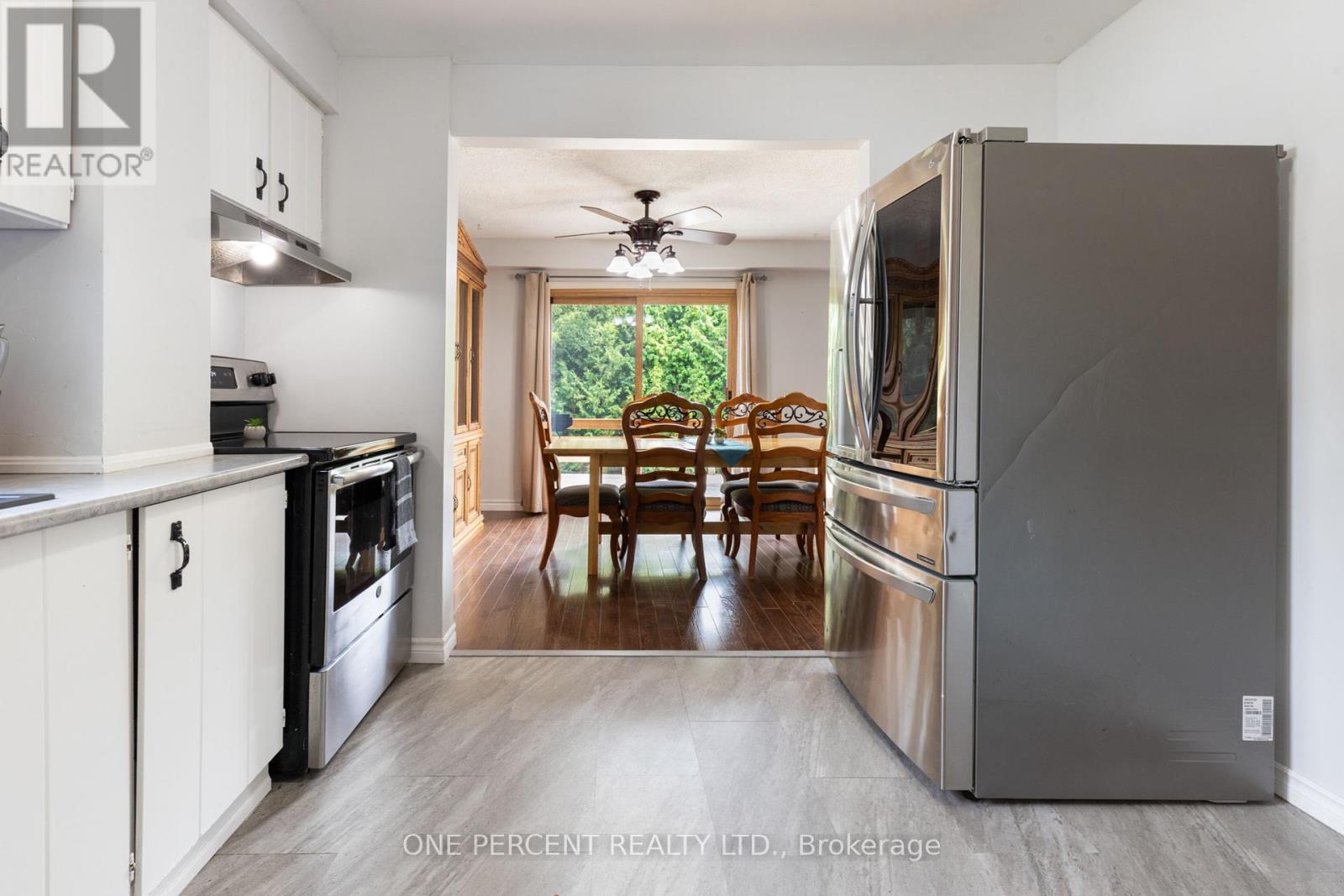 Photo 7 of 11 Beecroft Court, Whitby ON