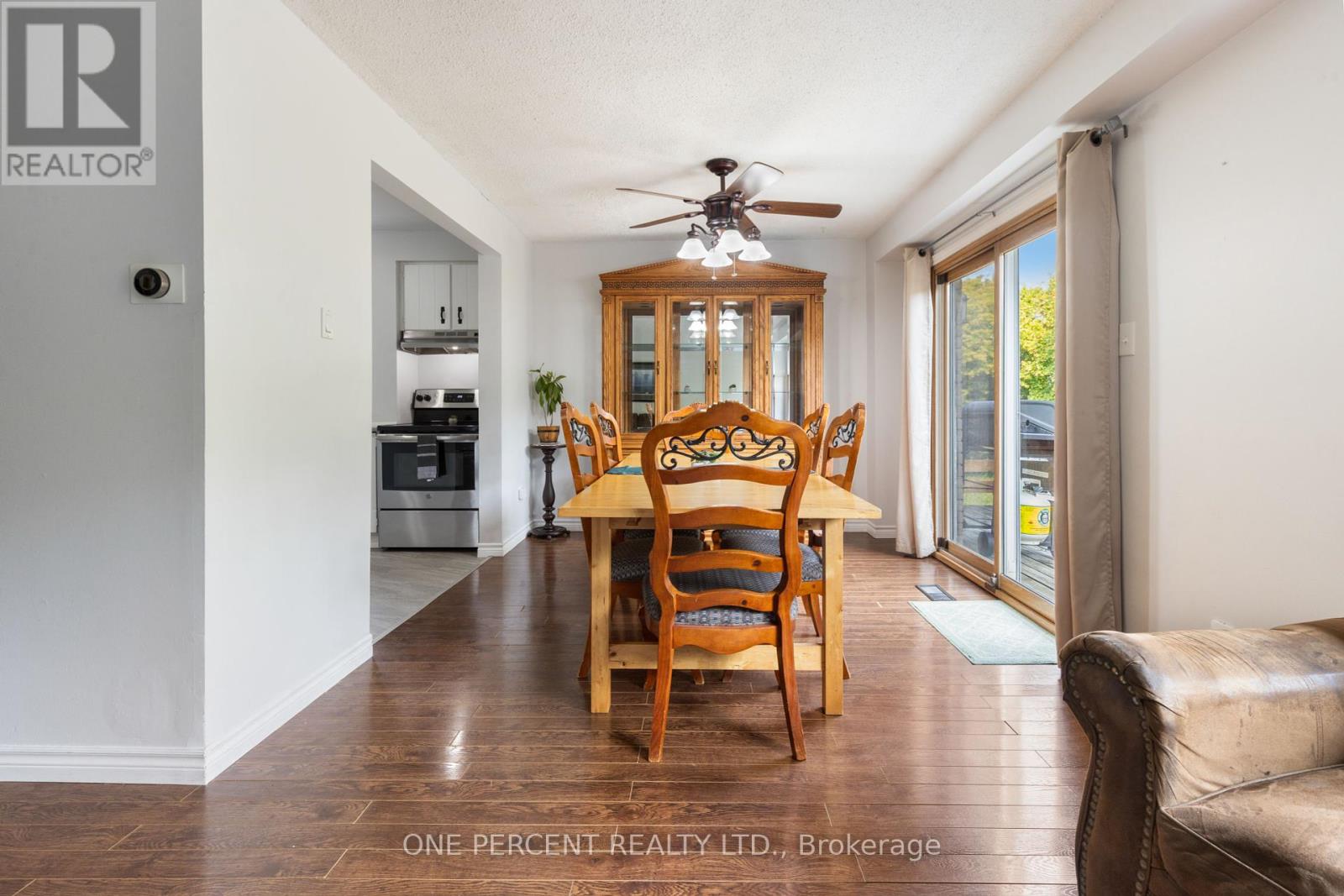 Photo 8 of 11 Beecroft Court, Whitby ON