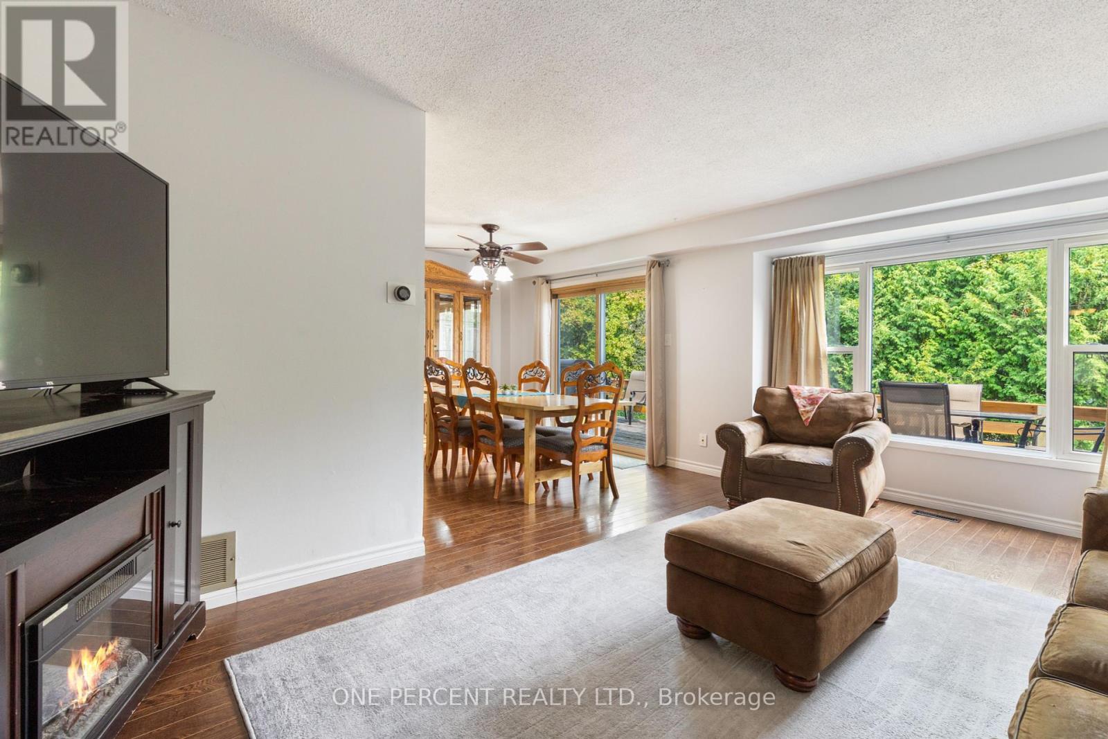 Photo 9 of 11 Beecroft Court, Whitby ON