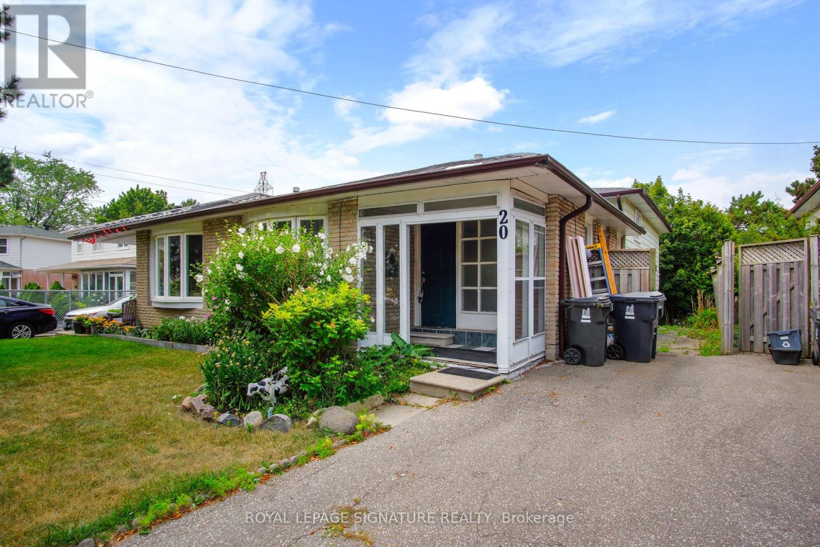 Photo 5 of 20 Sexton Crescent, Toronto ON