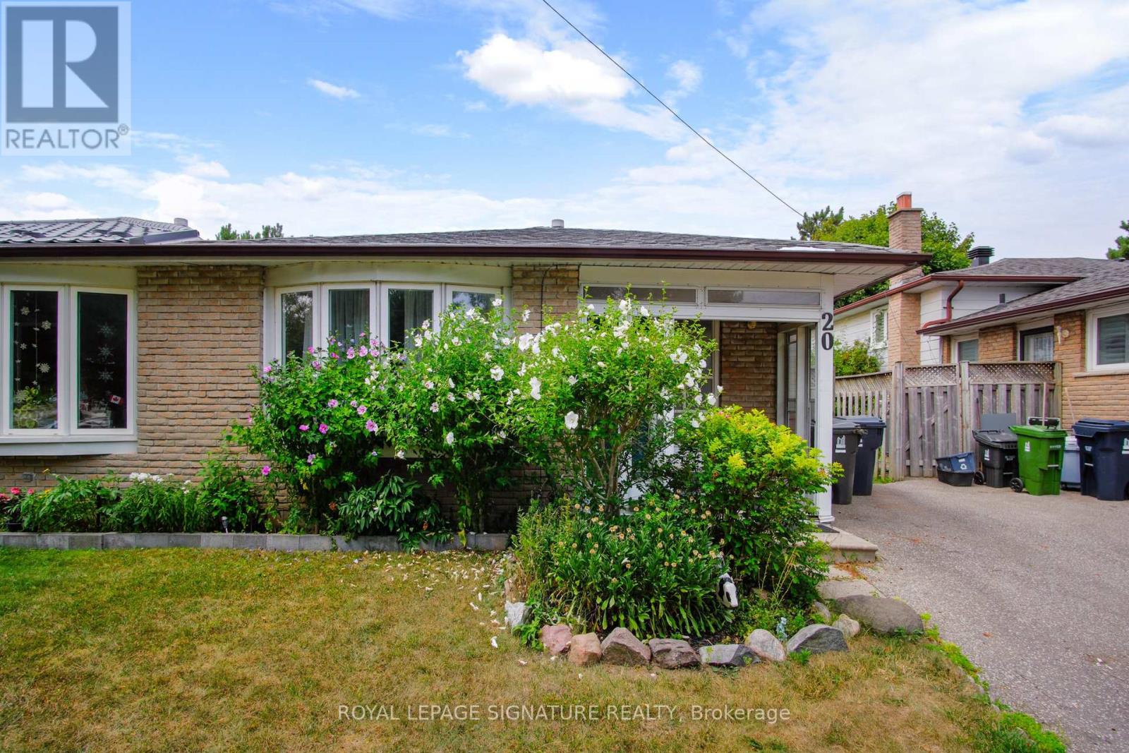 Photo 3 of 20 Sexton Crescent, Toronto ON