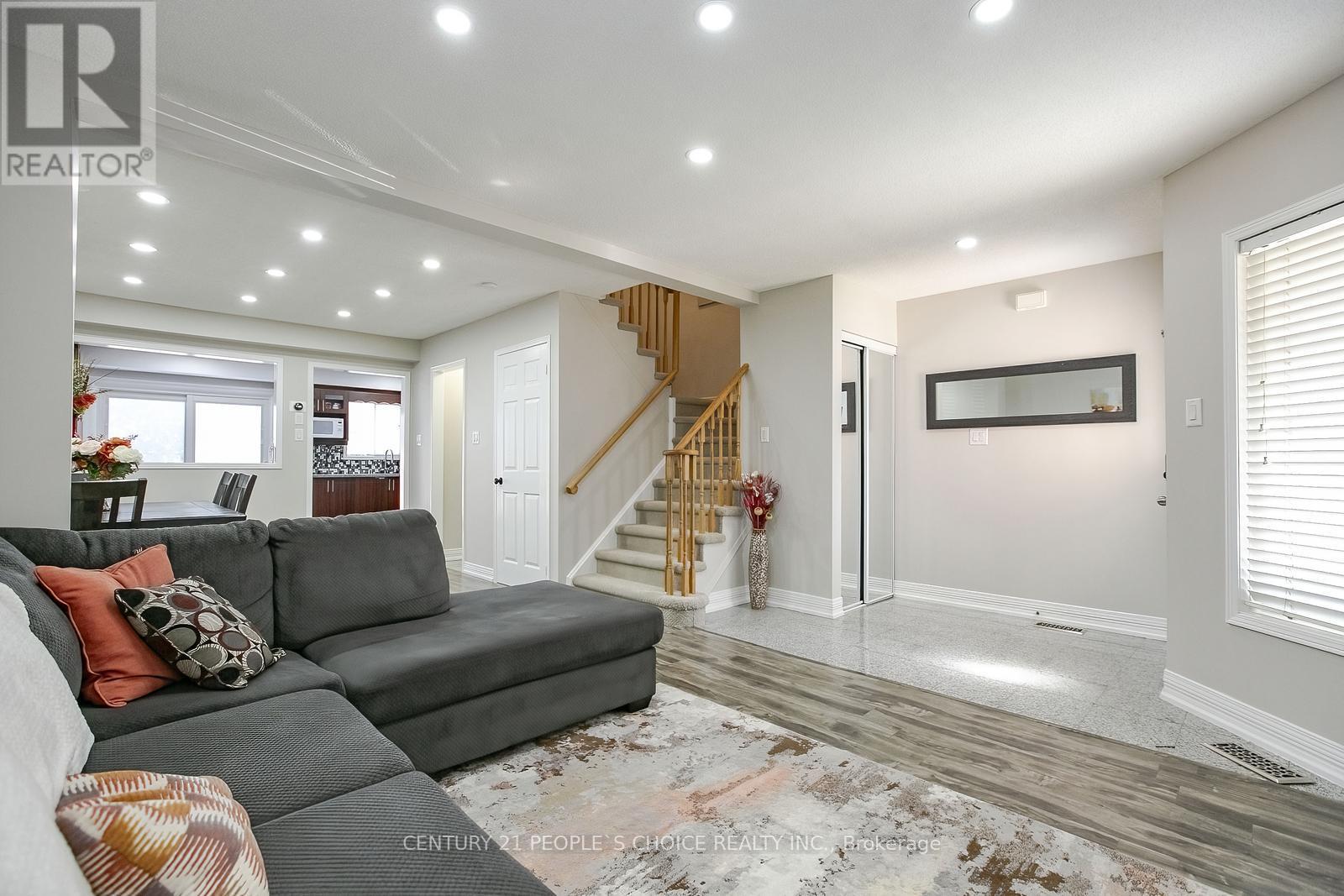 Photo 10 of 27 Caruso Drive, Brampton ON