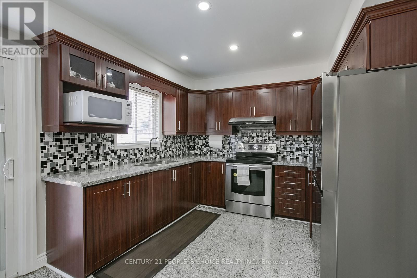 Photo 17 of 27 Caruso Drive, Brampton ON