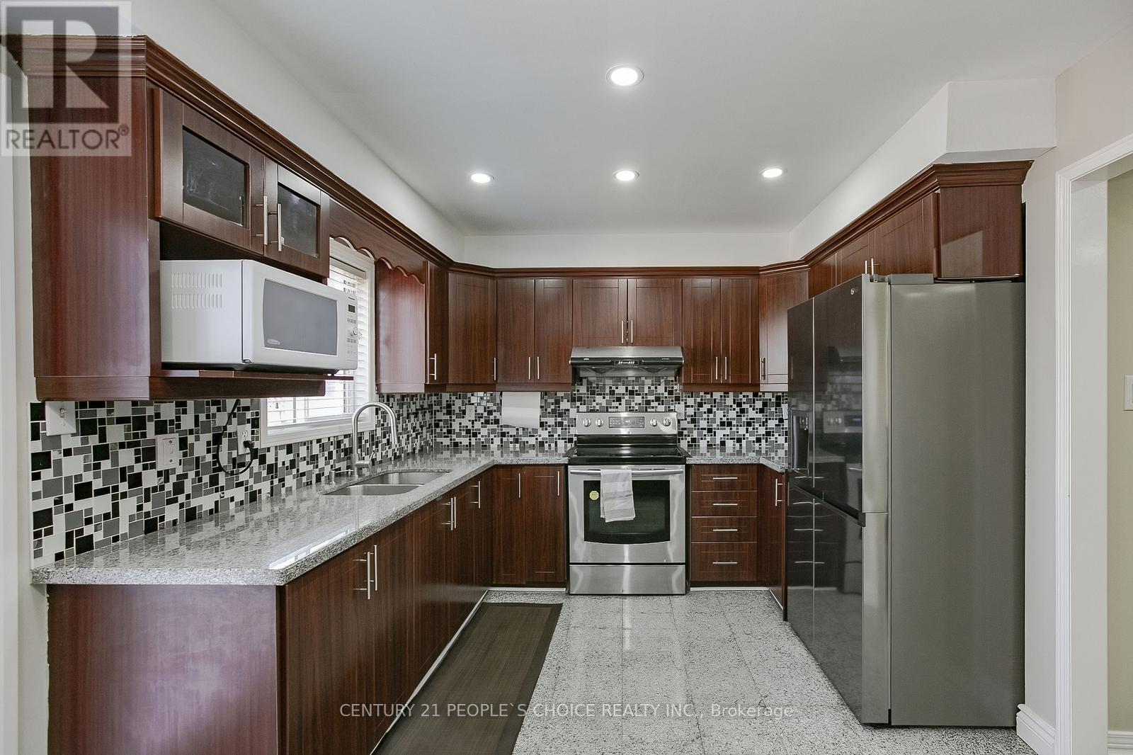 Photo 18 of 27 Caruso Drive, Brampton ON