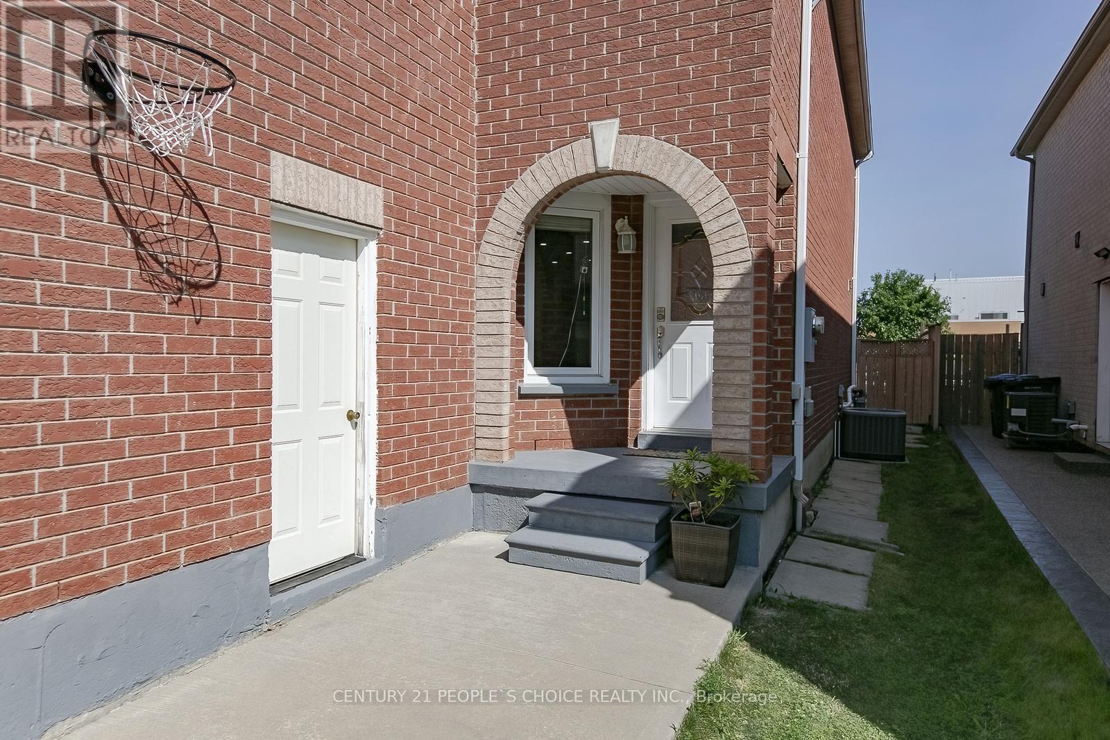 Photo 5 of 27 Caruso Drive, Brampton ON