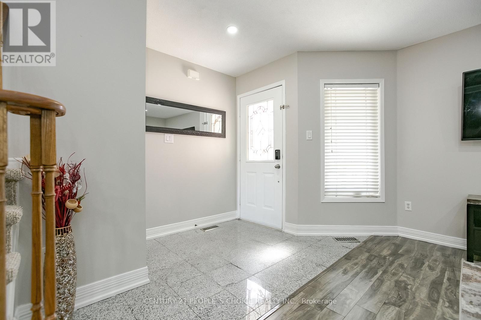 Photo 6 of 27 Caruso Drive, Brampton ON