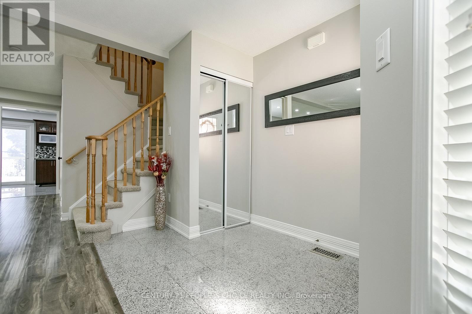 Photo 7 of 27 Caruso Drive, Brampton ON
