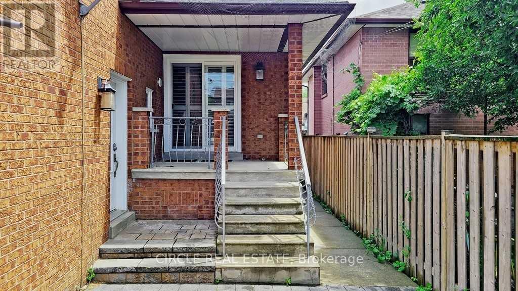 Photo 2 of 18 Rosemeade Avenue, Toronto ON
