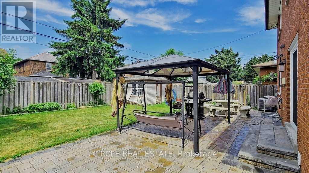 Photo 38 of 18 Rosemeade Avenue, Toronto ON