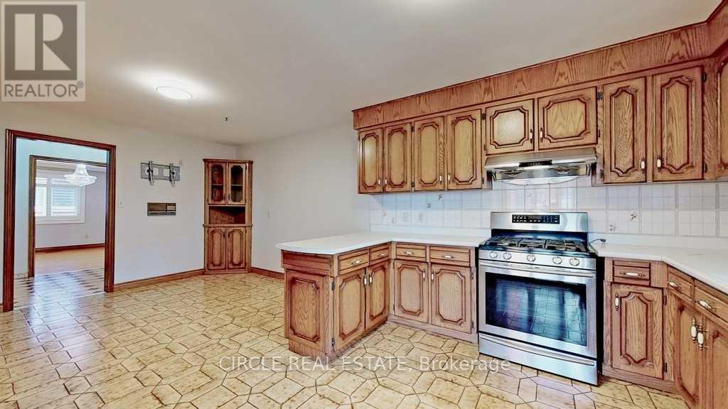 Photo 7 of 18 Rosemeade Avenue, Toronto ON