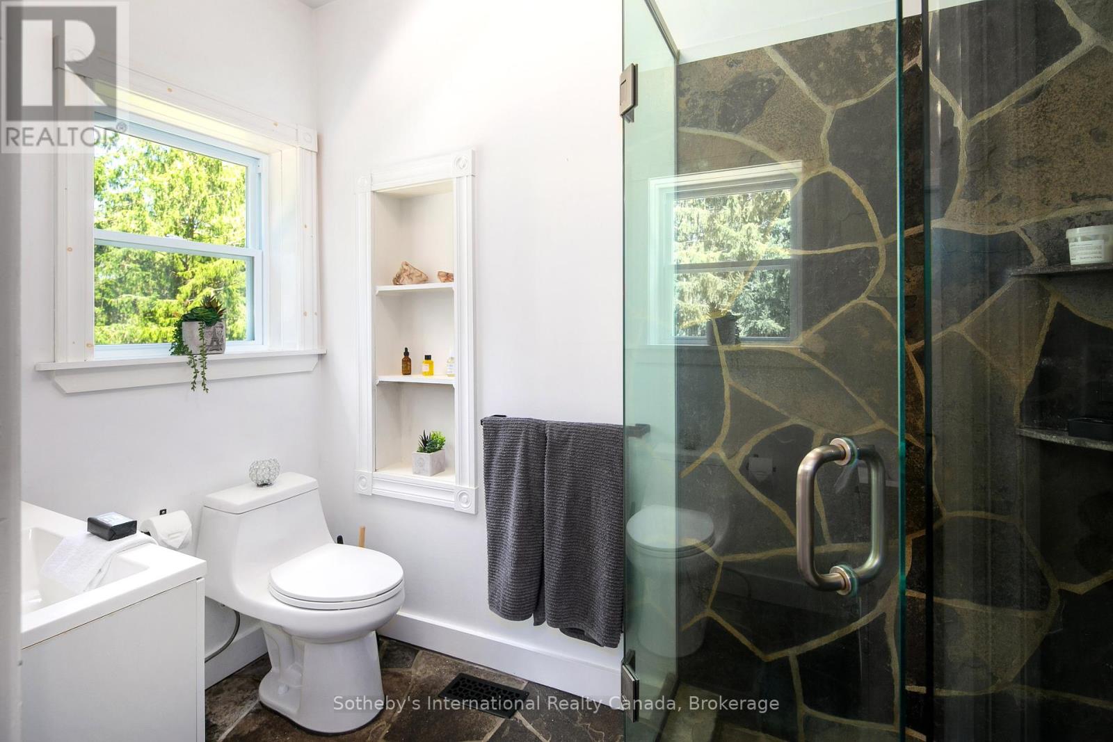 Photo 25 of 119 Matilda Street, Blue Mountains ON