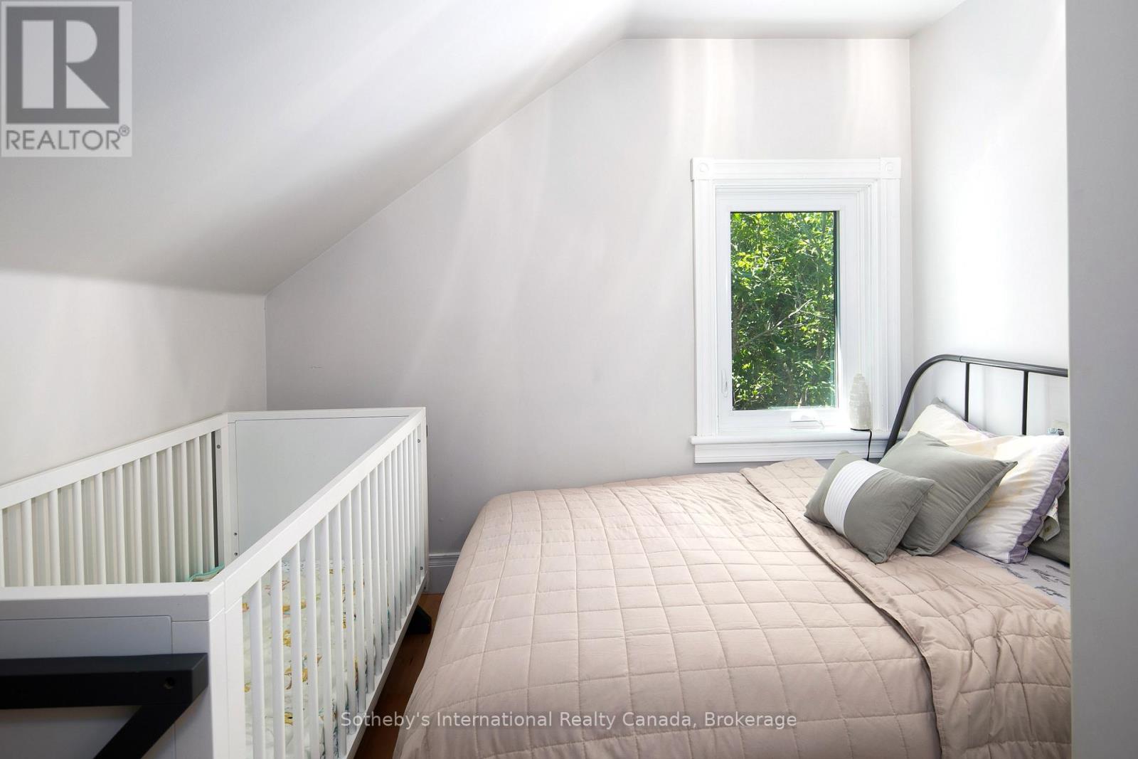 Photo 42 of 119 Matilda Street, Blue Mountains ON