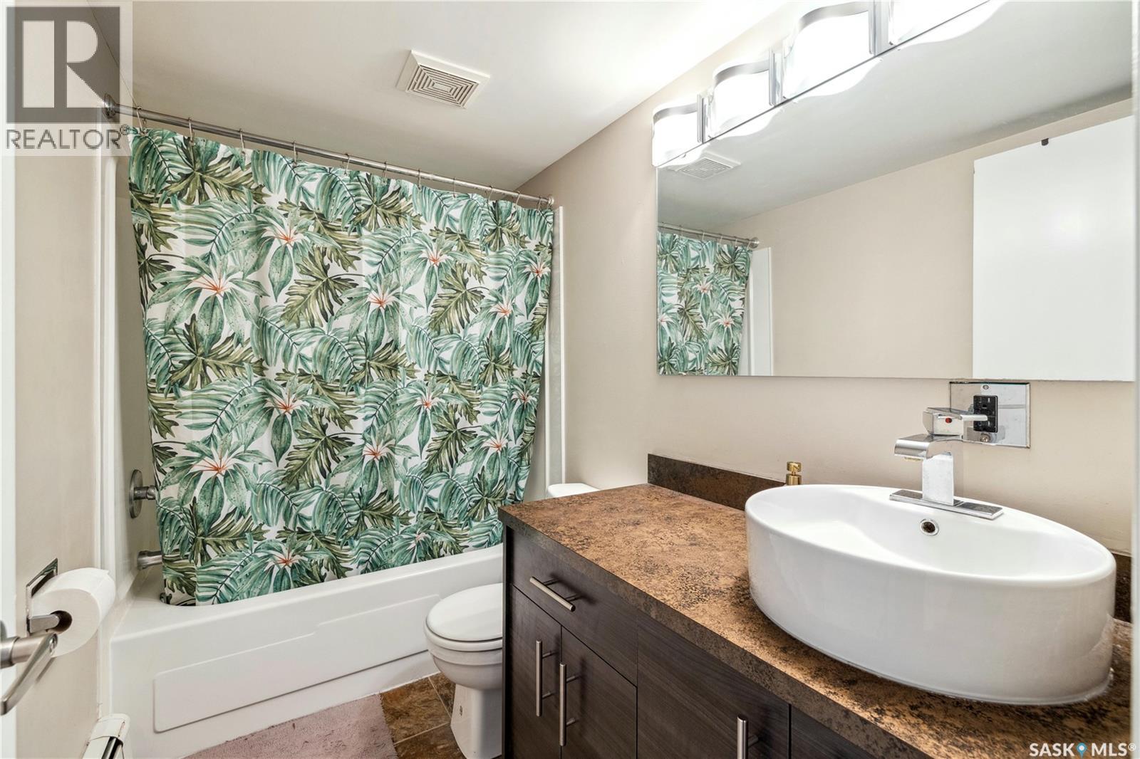 Photo 1 of 18 405 Lorne Street N, Regina SK