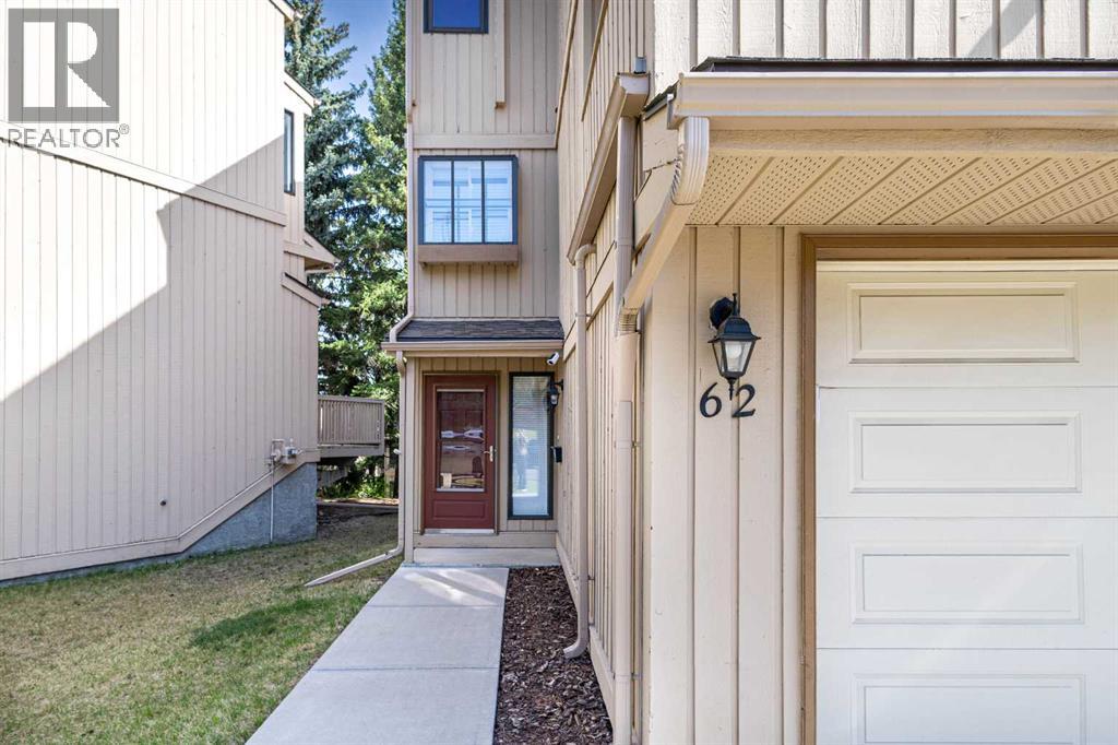Single Family House 4 Level for Sale in  Beacham Way NW Beddington Heights Calgary 