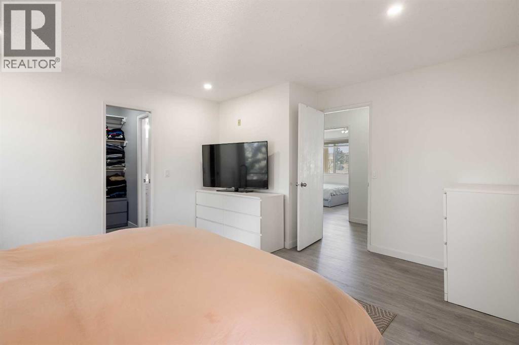 Single Family House 4 Level for Sale in  Beacham Way NW Beddington Heights Calgary 
