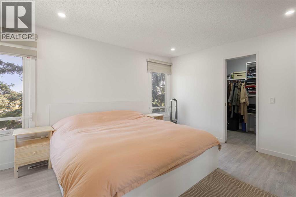 Single Family House 4 Level for Sale in  Beacham Way NW Beddington Heights Calgary 