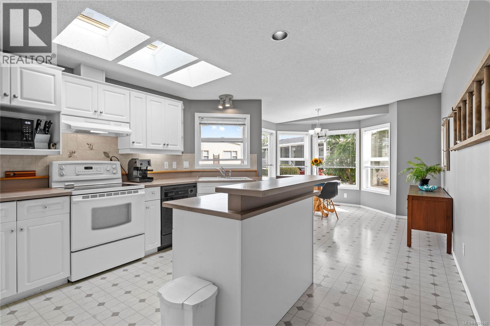 Photo 5 of 46 6325 Metral Dr, Nanaimo BC