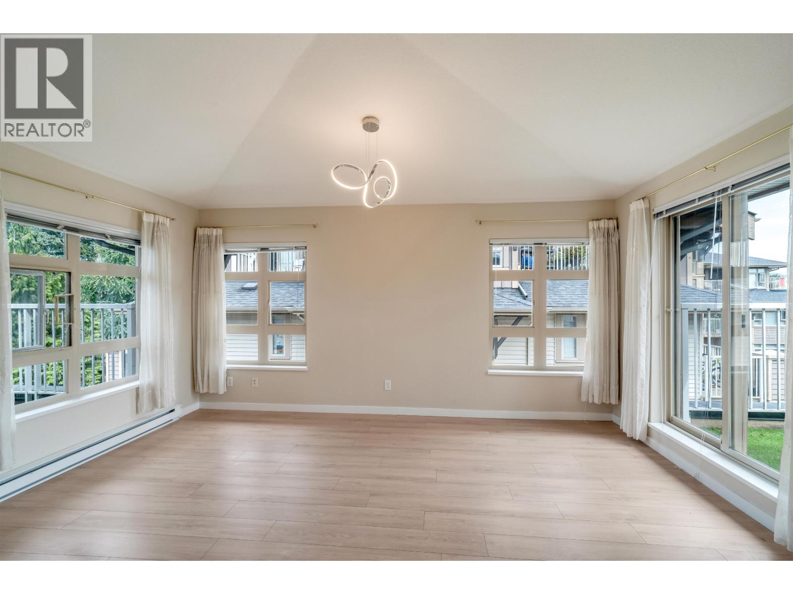 Photo 9 of 402 7339 Macpherson Avenue, Burnaby BC