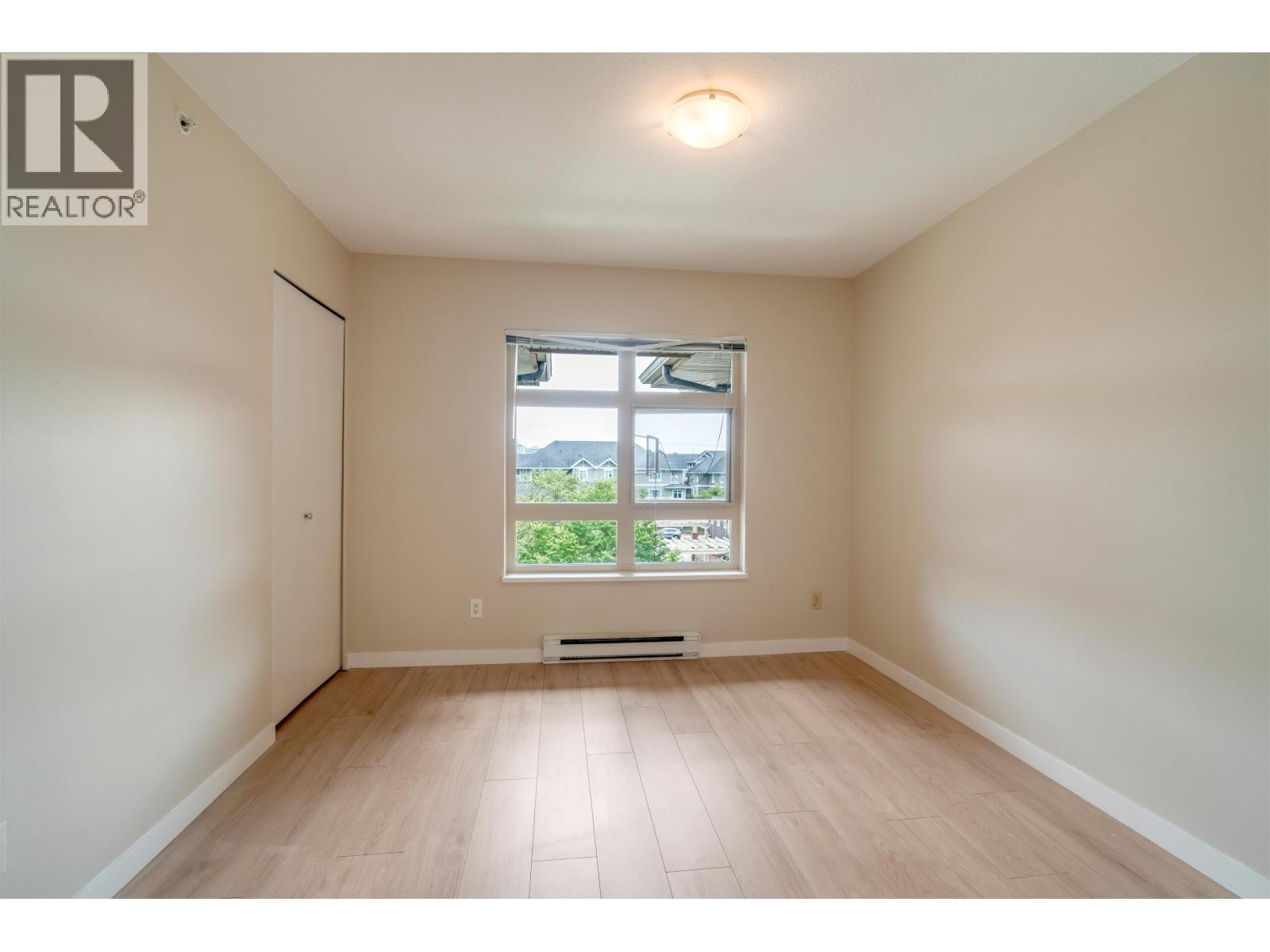 Photo 4 of 402 7339 Macpherson Avenue, Burnaby BC