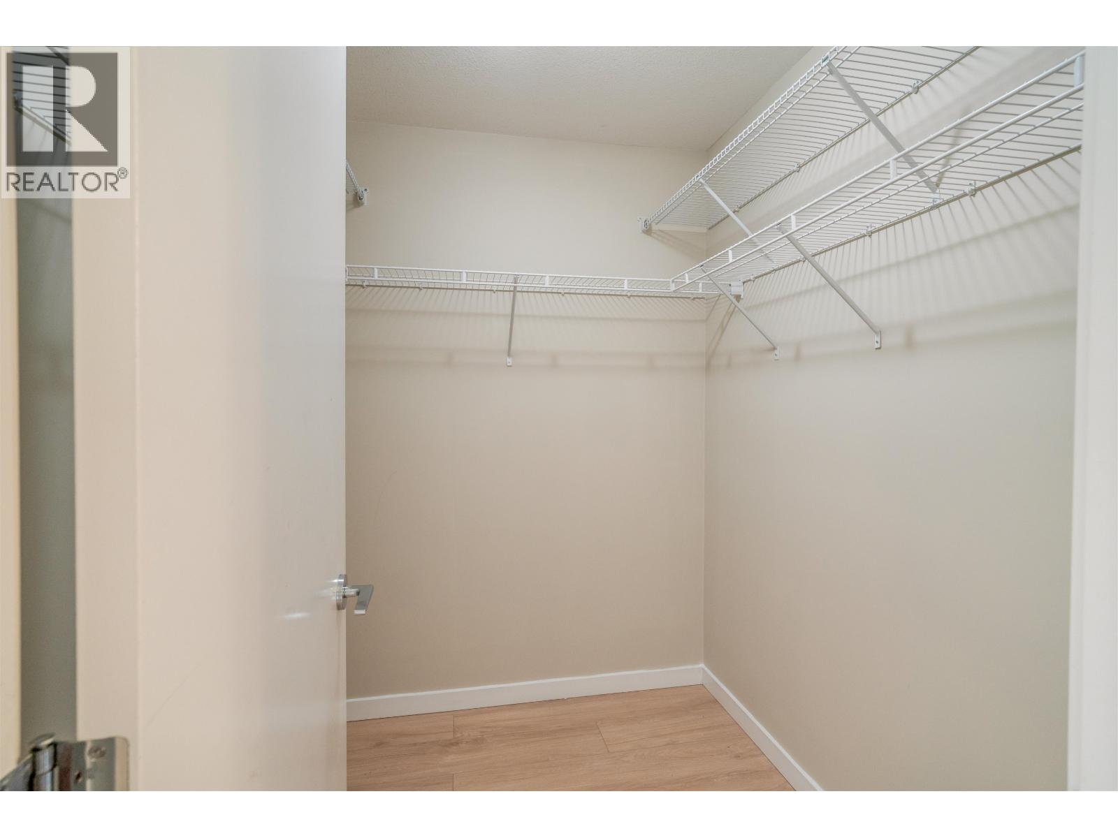Photo 8 of 402 7339 Macpherson Avenue, Burnaby BC