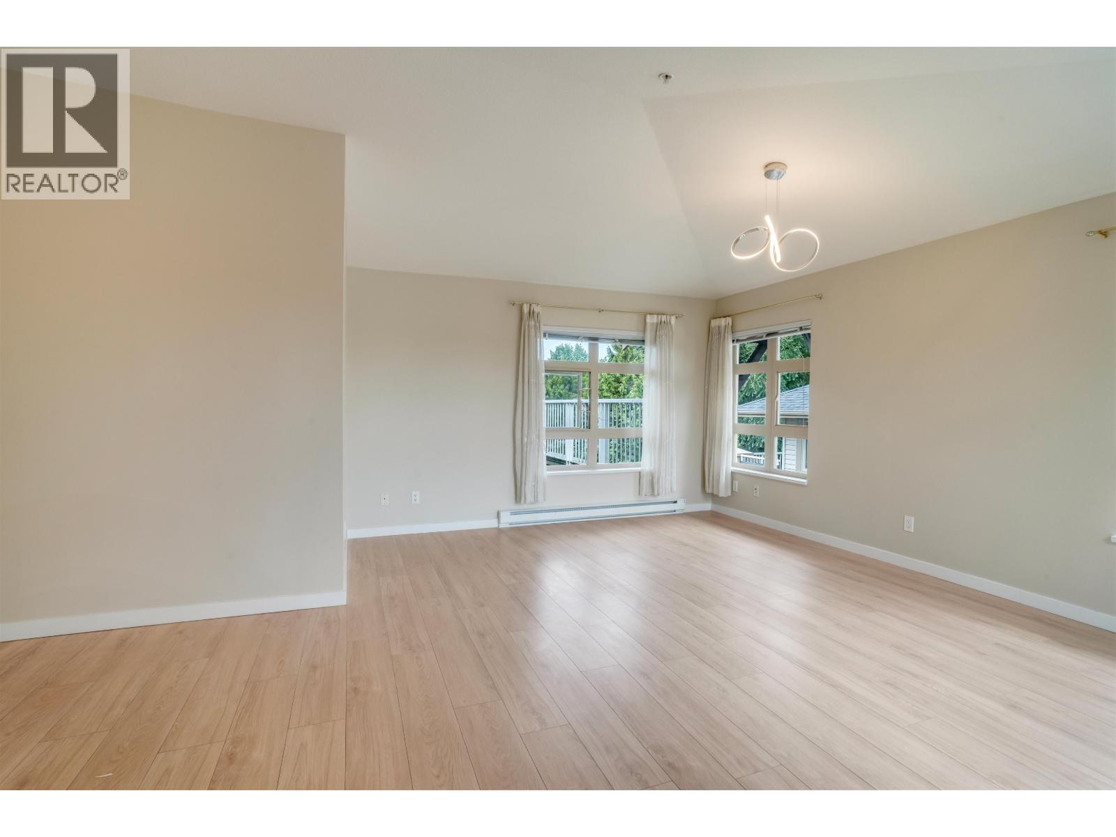 Photo 12 of 402 7339 Macpherson Avenue, Burnaby BC