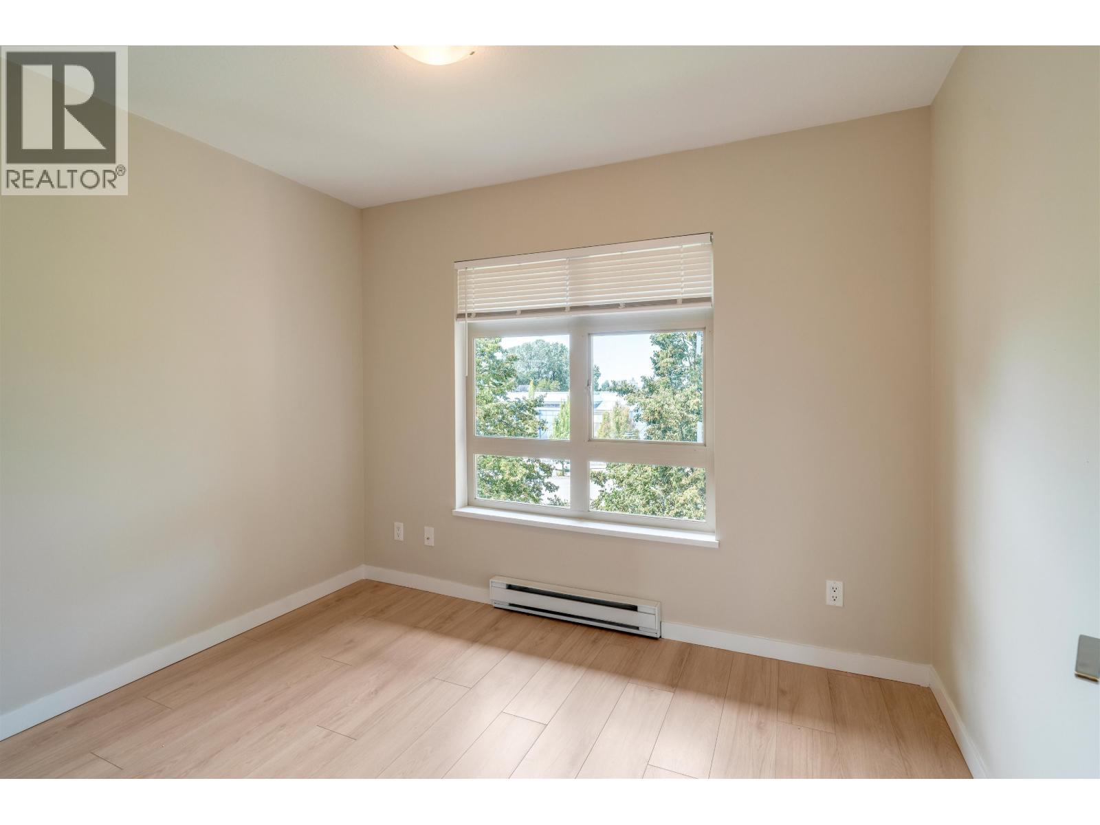 Photo 5 of 402 7339 Macpherson Avenue, Burnaby BC