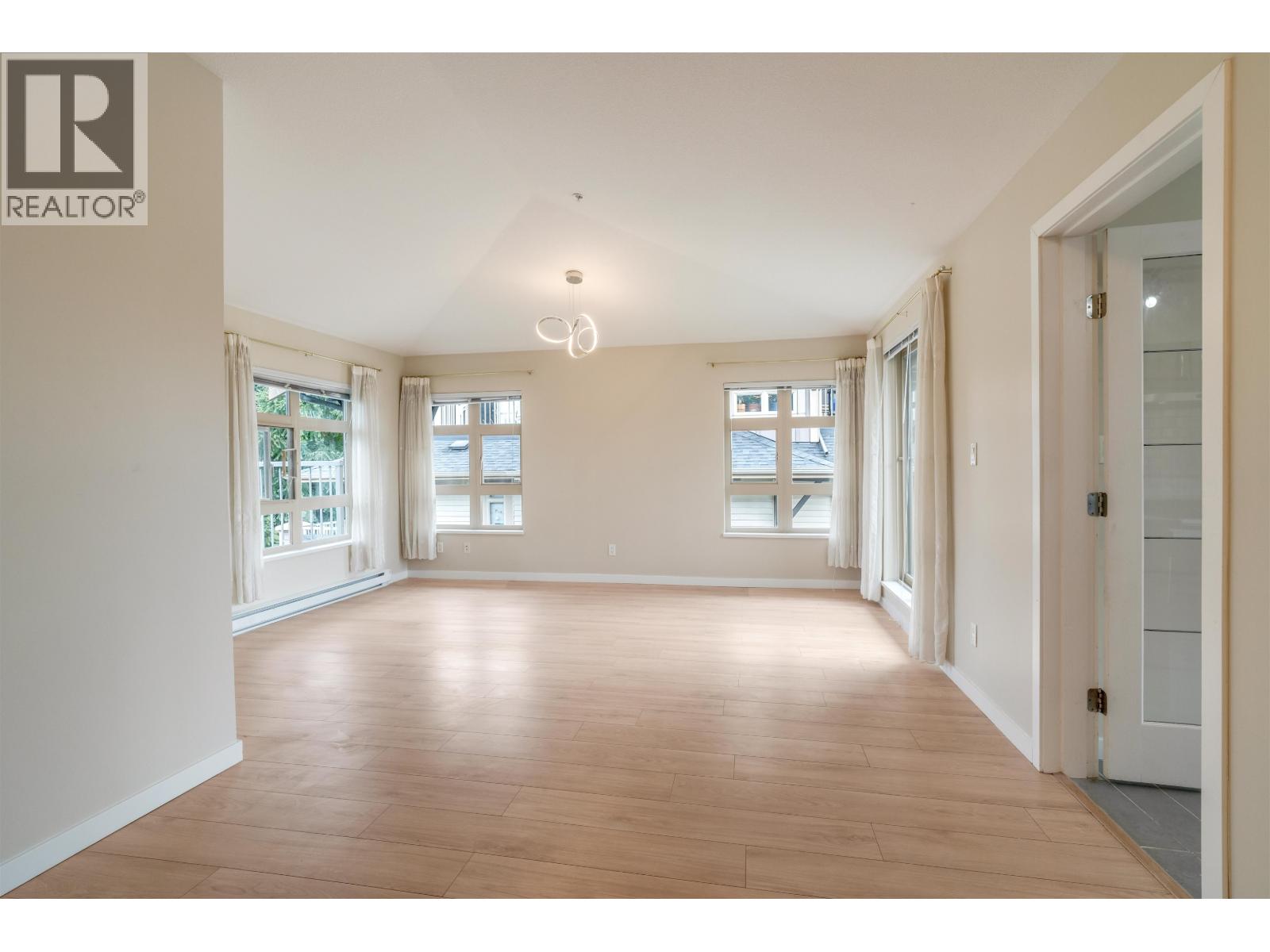 Photo 13 of 402 7339 Macpherson Avenue, Burnaby BC
