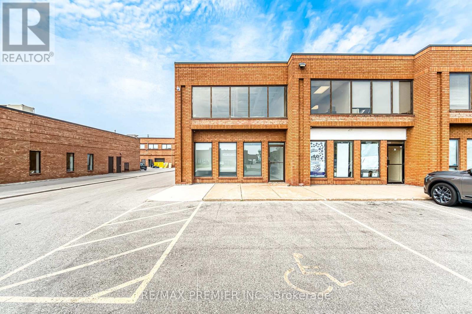 Photo 2 of 1 136 Winges Road, Vaughan ON