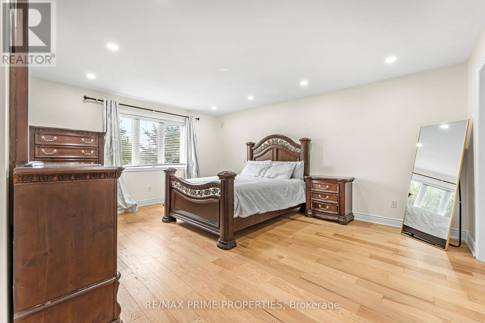 Photo 36 of 52 Clare Avenue, Welland ON