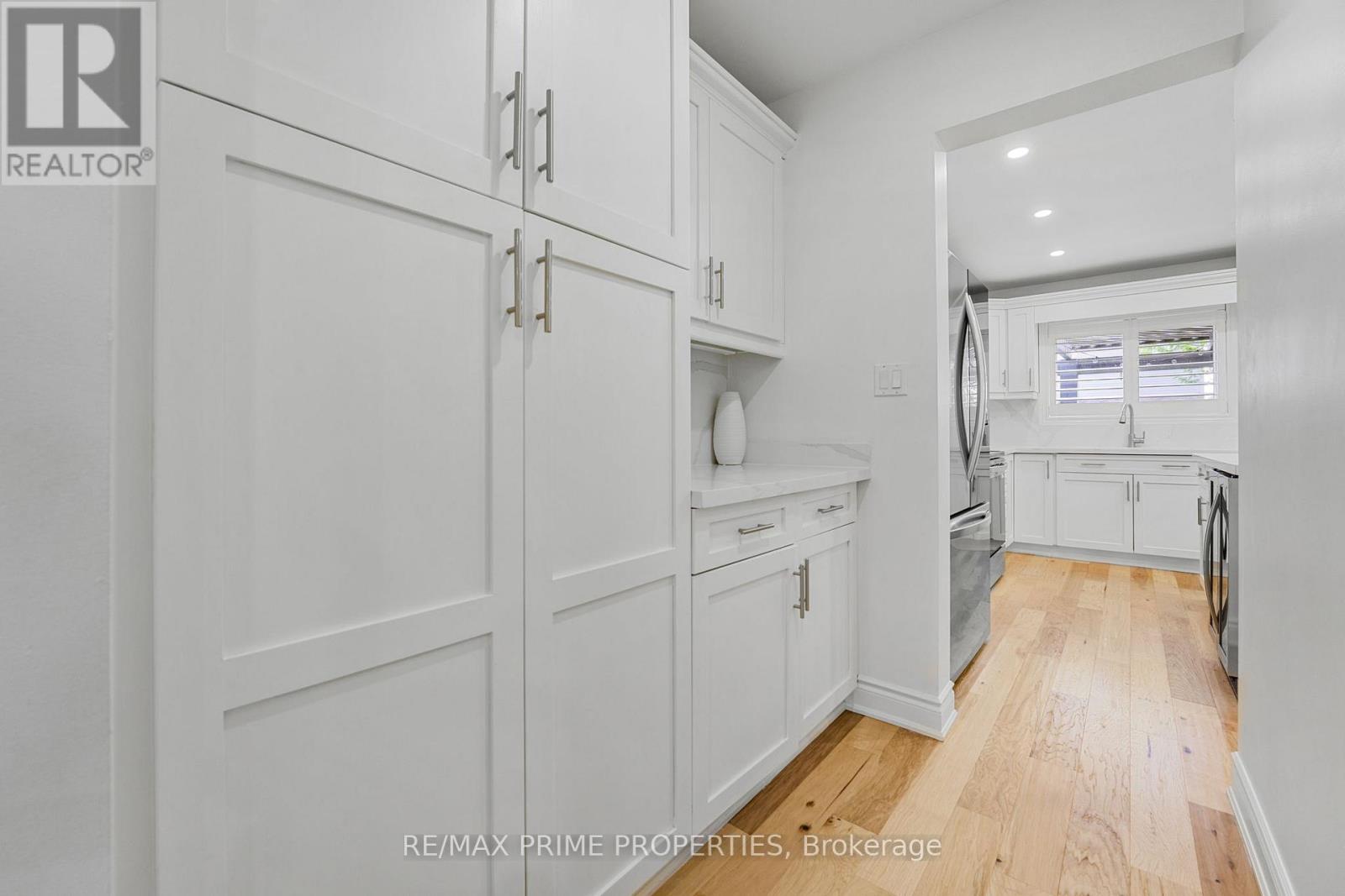 Photo 2 of 52 Clare Avenue, Welland ON