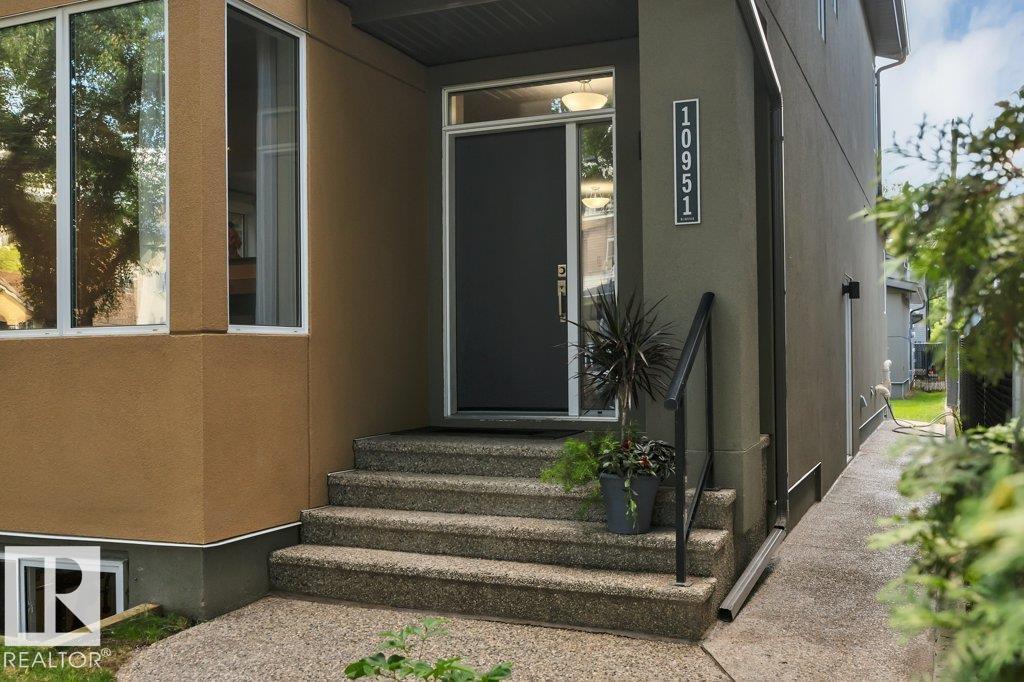 Photo 4 of 10951 81 Av Nw, Edmonton AB
