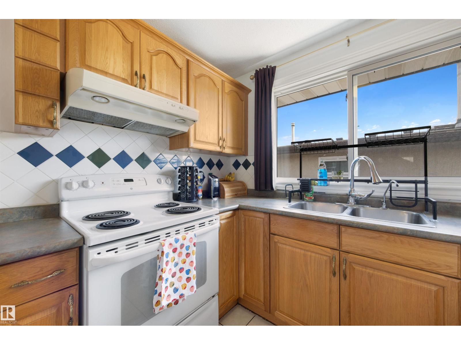 Photo 7 of 11415 148 Av Nw, Edmonton AB