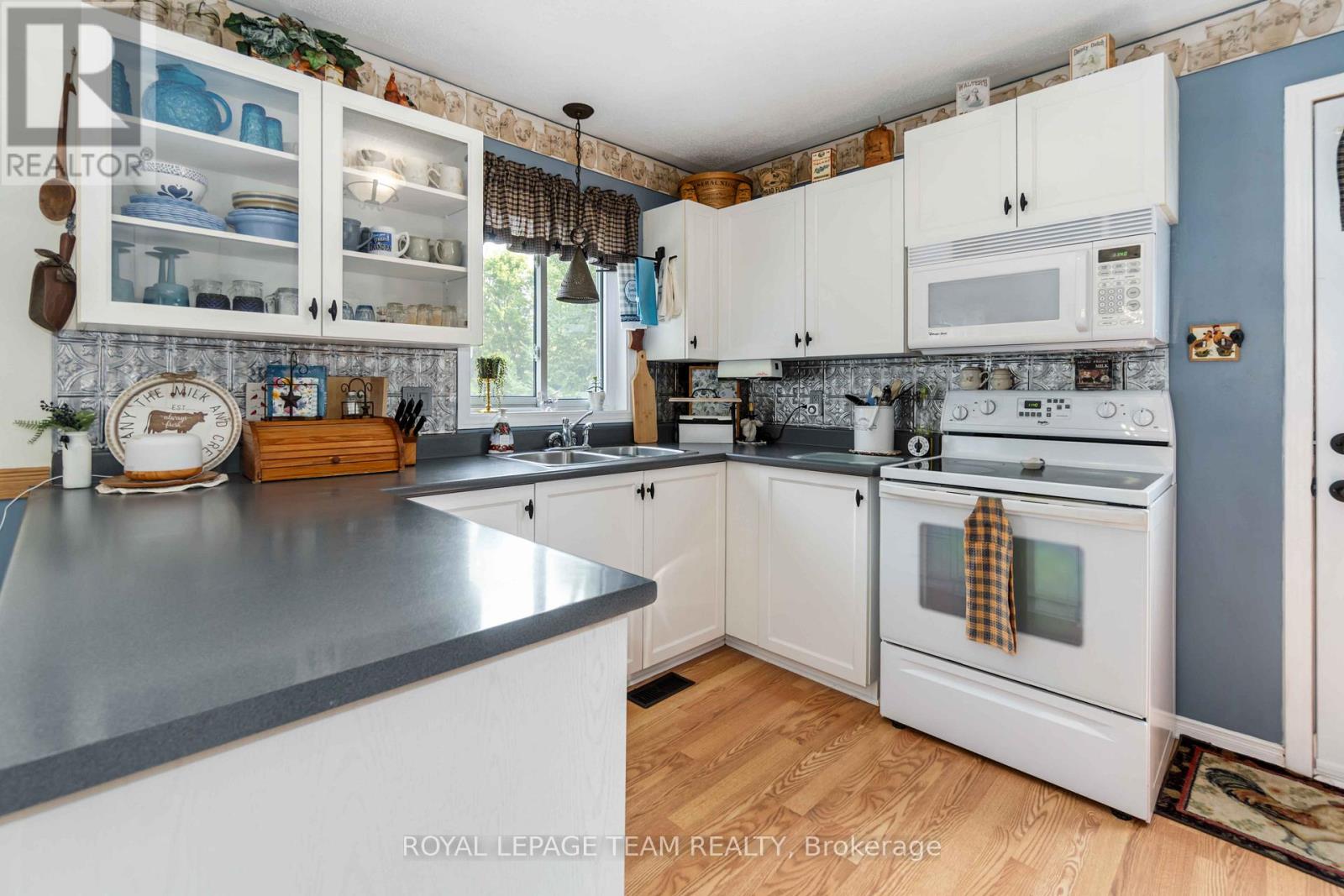 Photo 2 of 14 Mountain Ash Drive, North Grenville ON