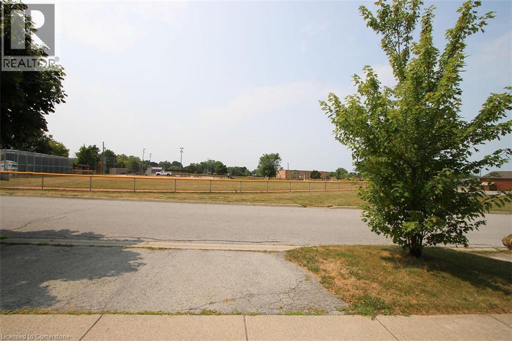 Photo 4 of 4353 Concord Avenue, Beamsville ON