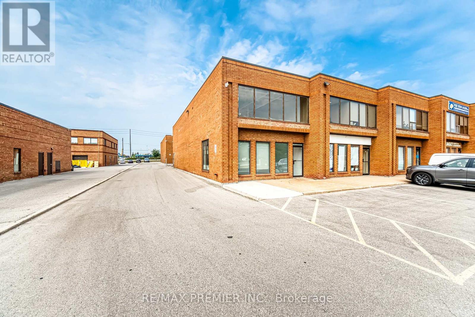 Photo 3 of 1 136 Winges Road, Vaughan ON