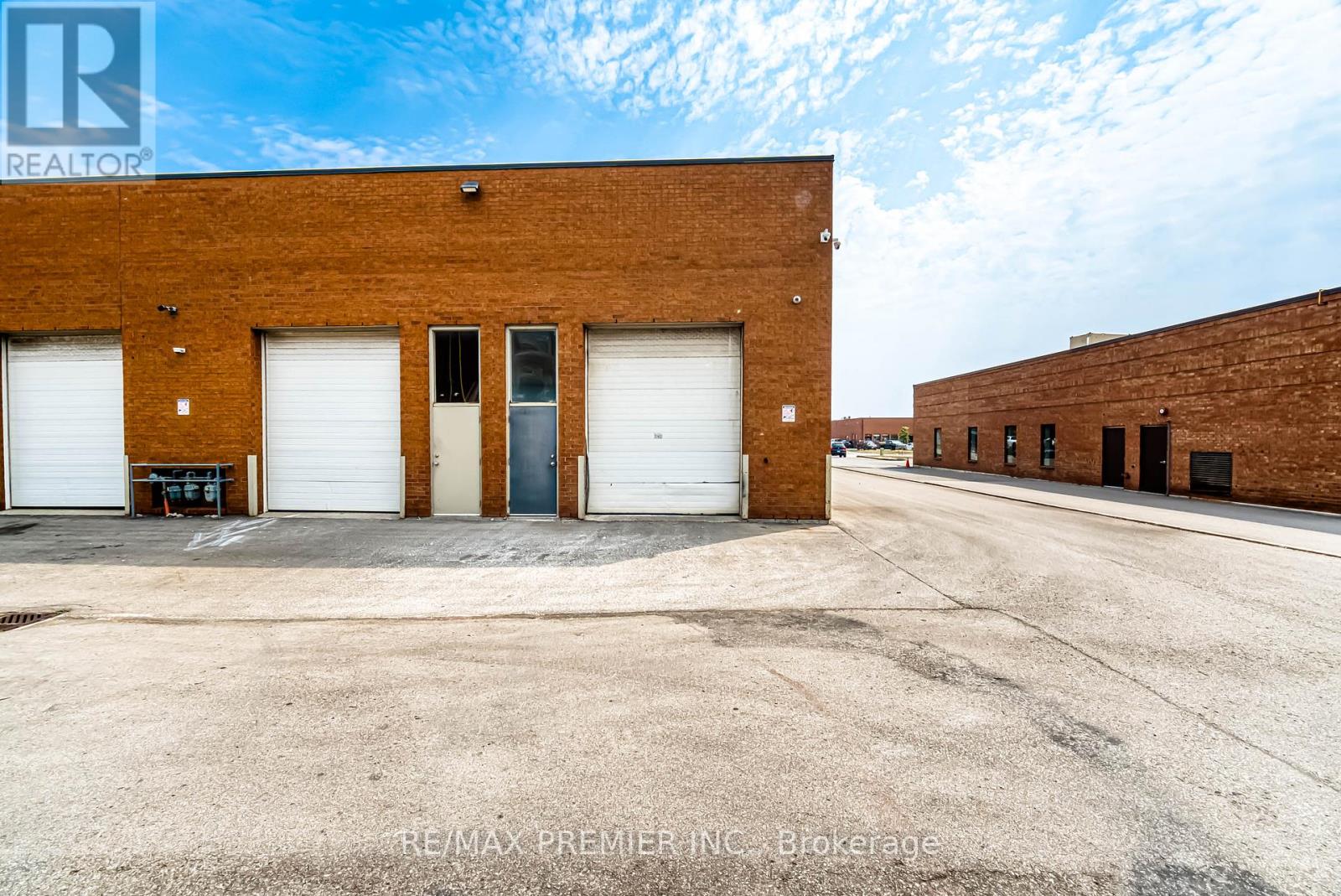 Photo 7 of 1 136 Winges Road, Vaughan ON