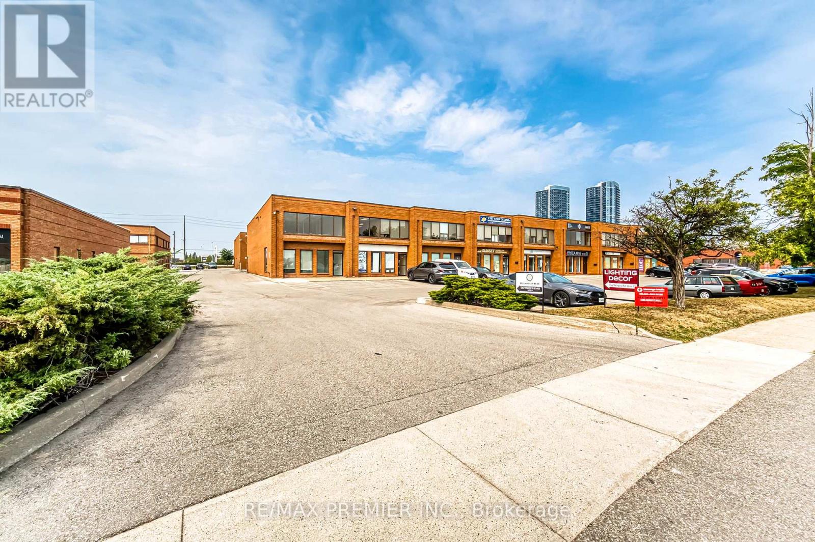 Photo 4 of 1 136 Winges Road, Vaughan ON