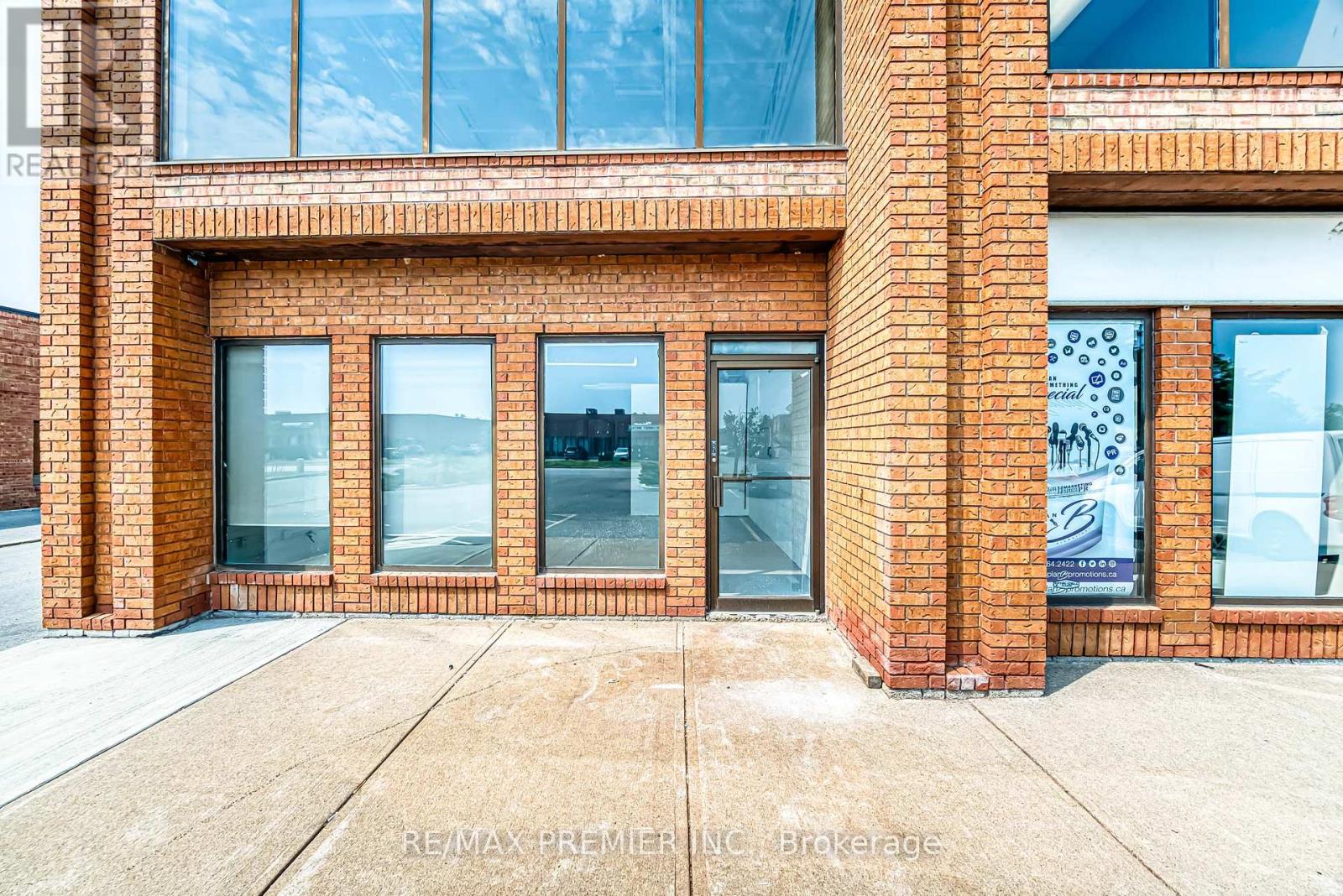 Photo 8 of 1 136 Winges Road, Vaughan ON