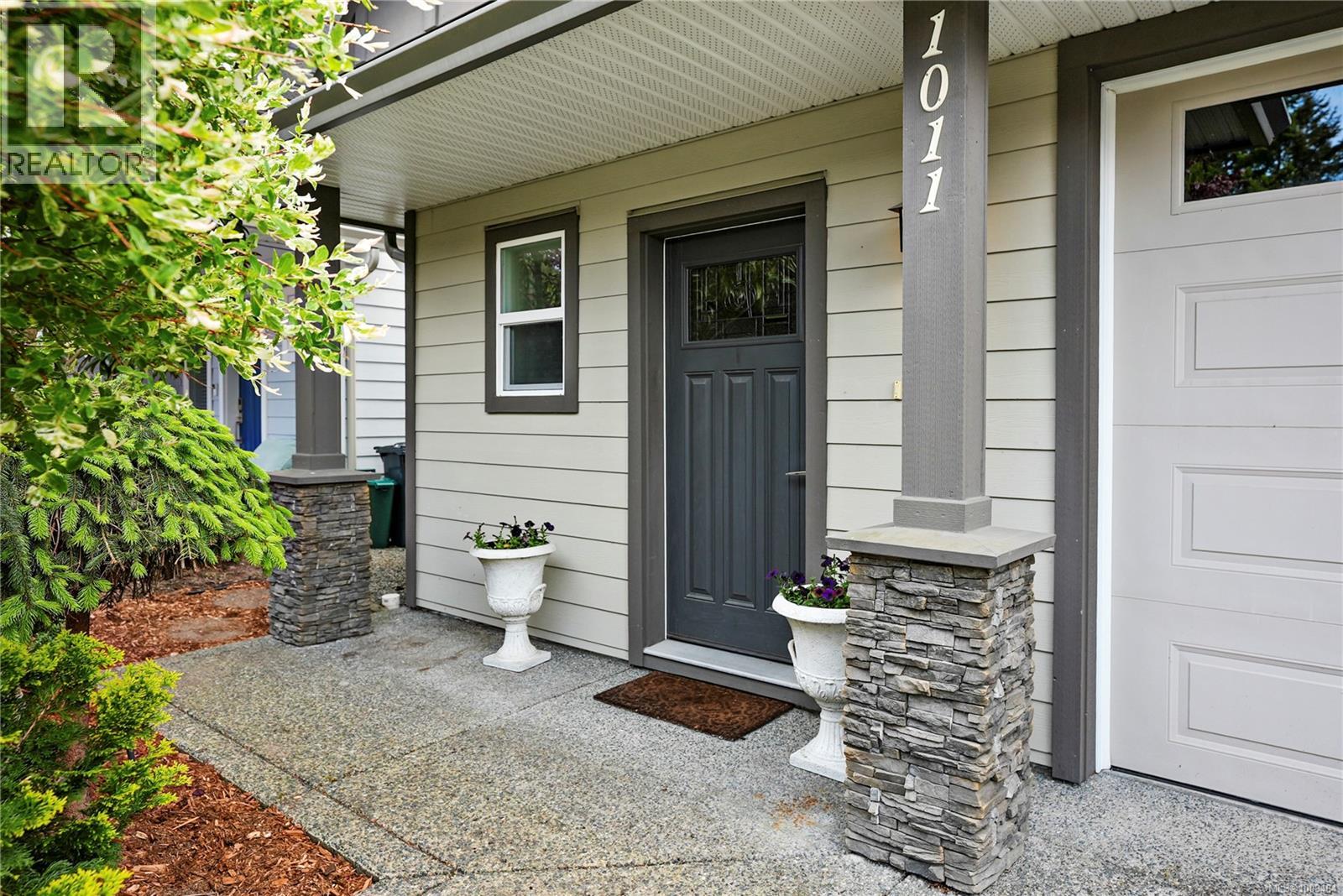 Photo 2 of 1011 Braeburn Ave, Langford BC