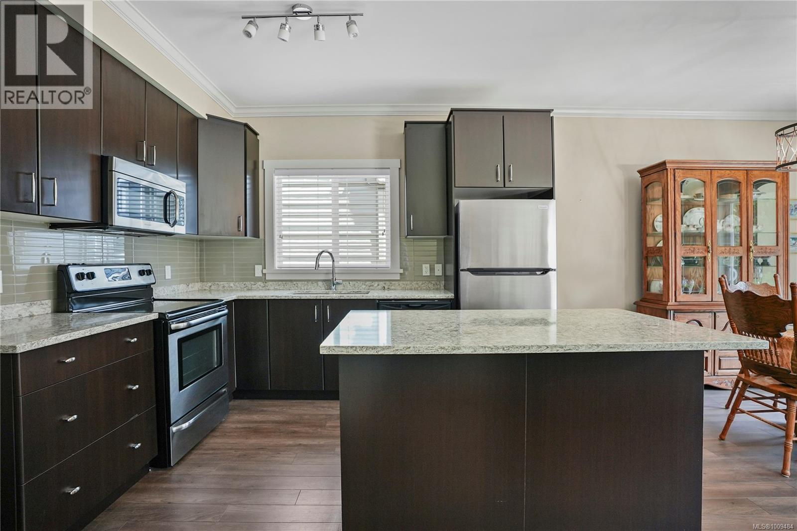 Photo 6 of 1011 Braeburn Ave, Langford BC
