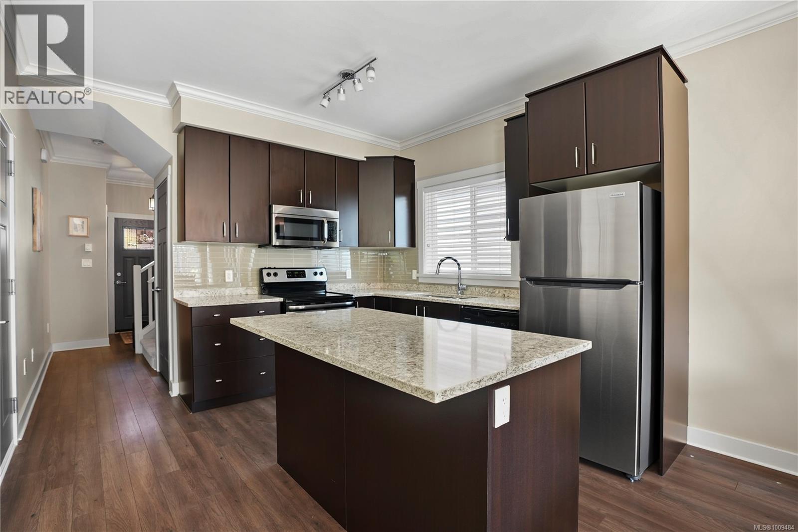 Photo 9 of 1011 Braeburn Ave, Langford BC