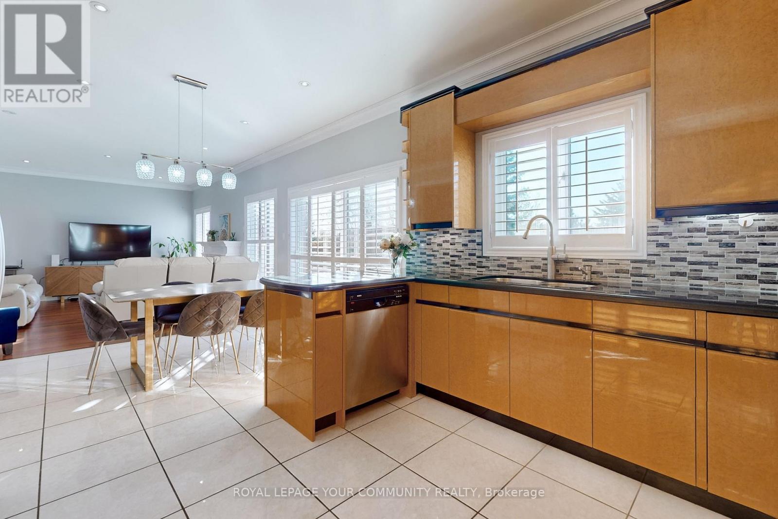 Photo 32 of 128 Selwyn Road, Richmond Hill ON
