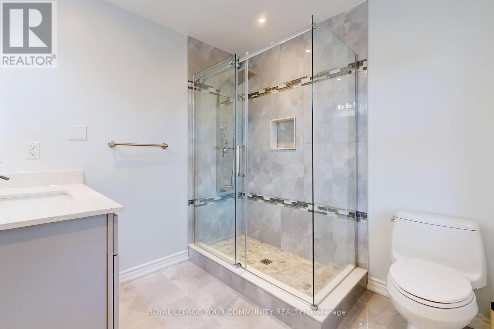 Photo 24 of 128 Selwyn Road, Richmond Hill ON