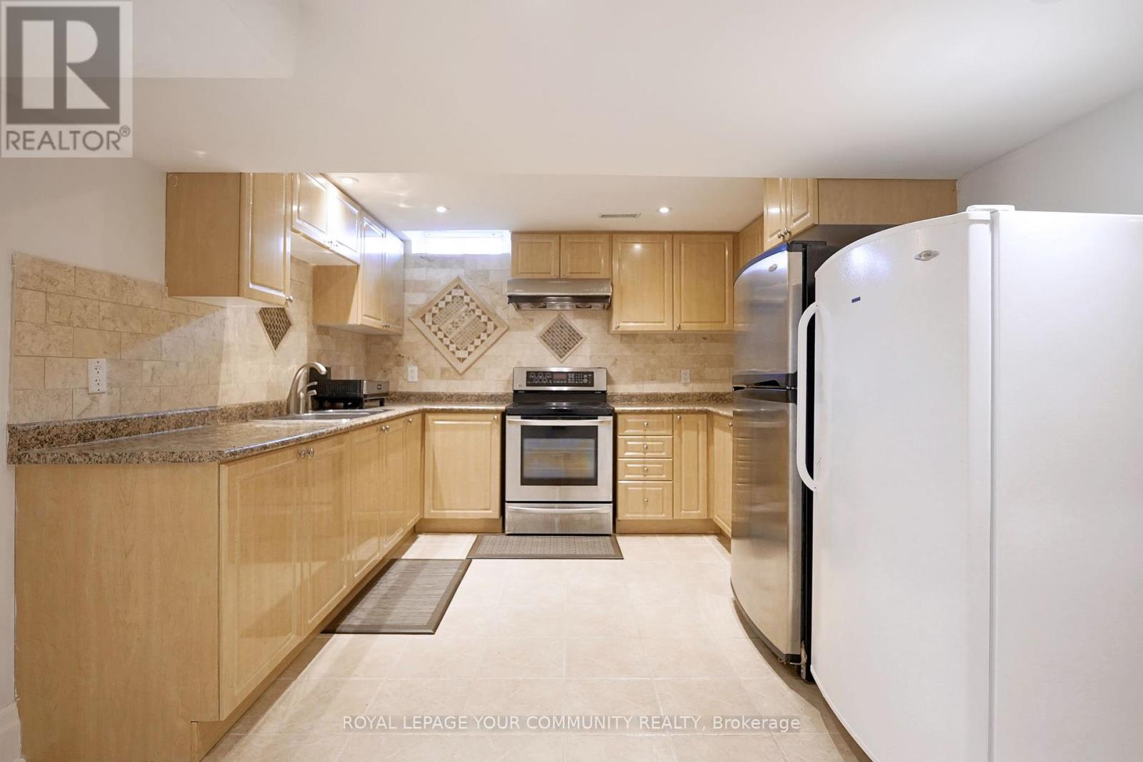 Photo 16 of 128 Selwyn Road, Richmond Hill ON